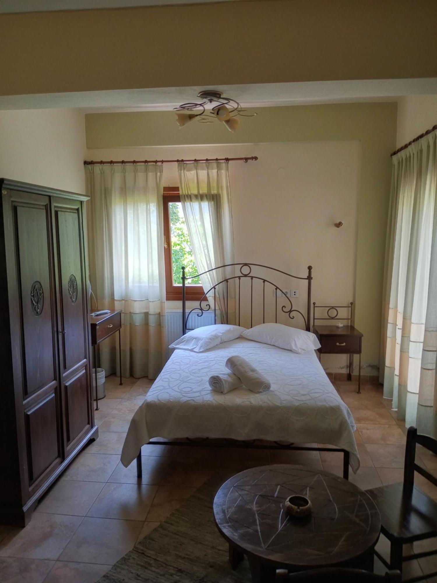 Hotel Erotas Áyios Dhimítrios エクステリア 写真